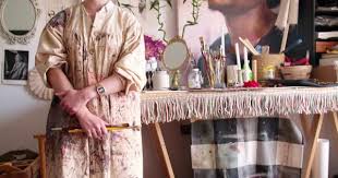 imagesDDZSS3VJ Artist in stained apron offering professional commercial painting services.